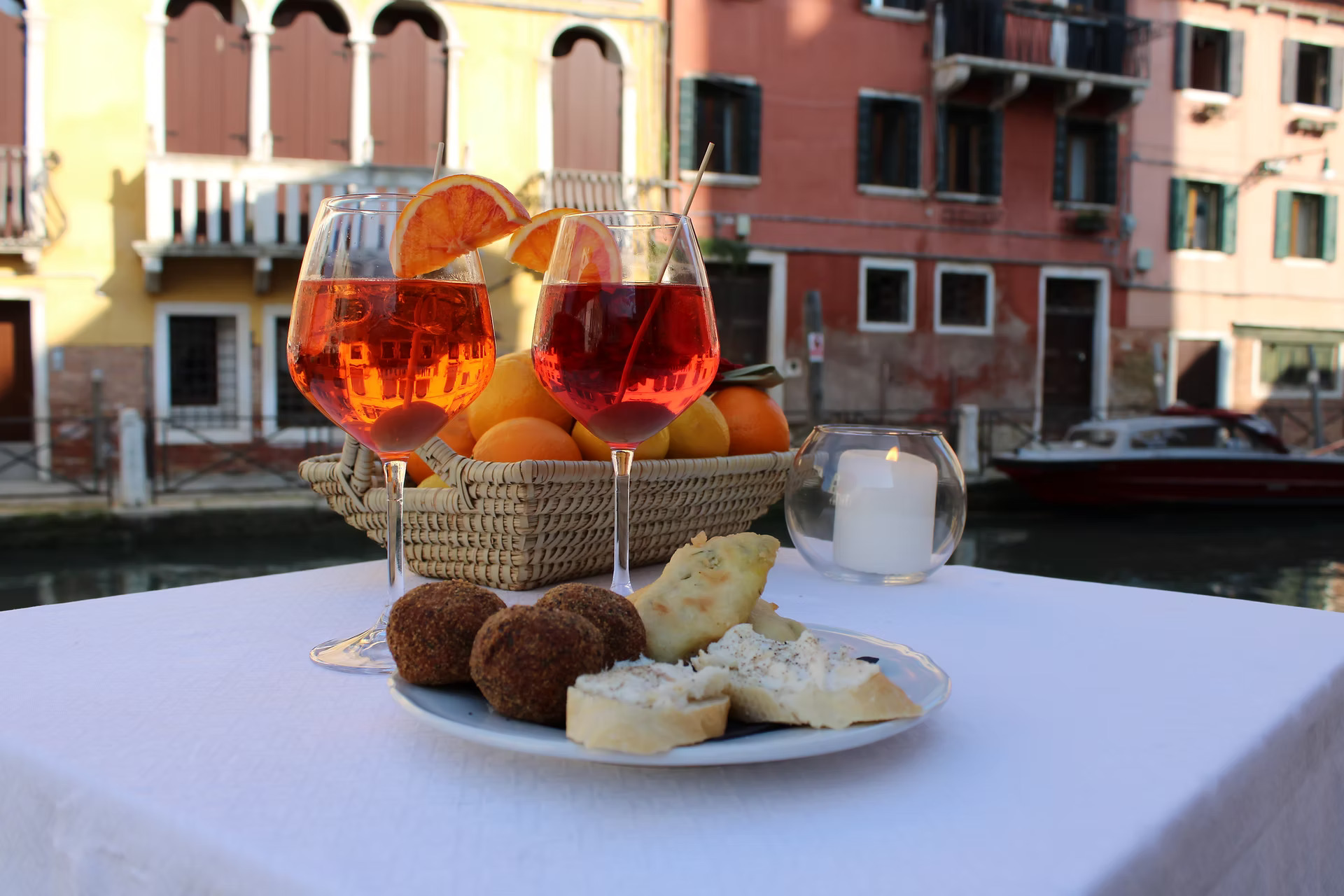 Due spritz e cicchetti su un tavolo affacciato sul canale a Santa Fosca