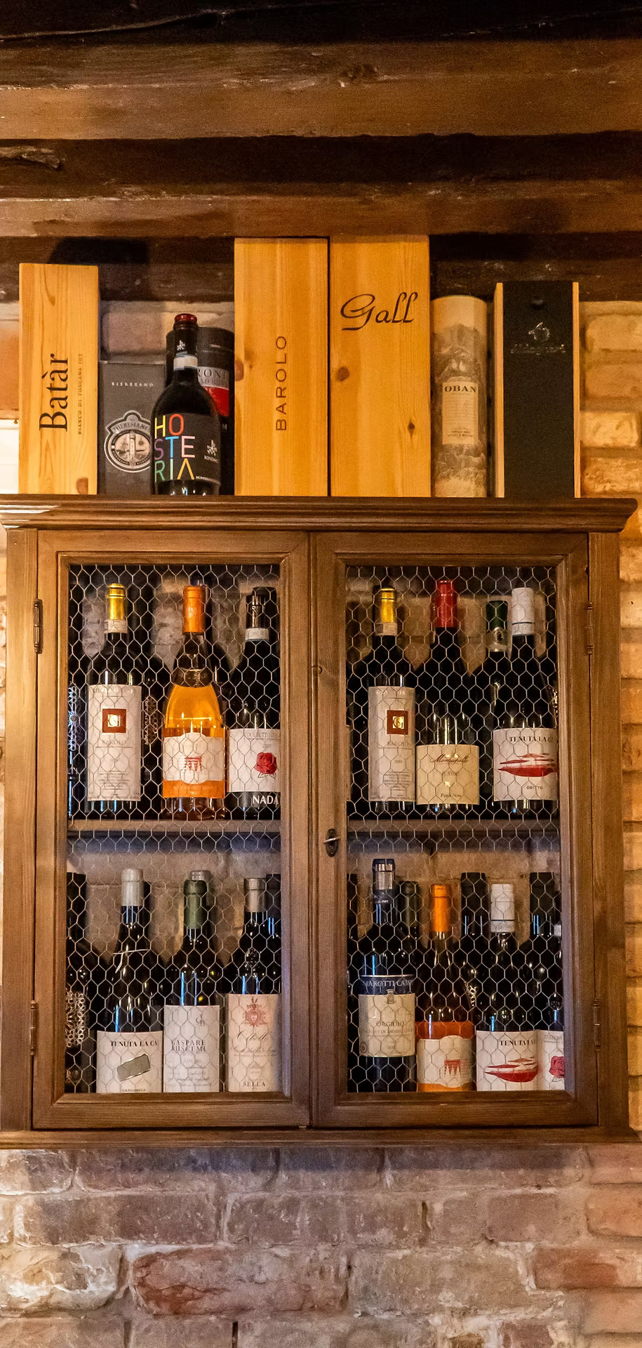 La vetrina dei vini dell’Ostaria